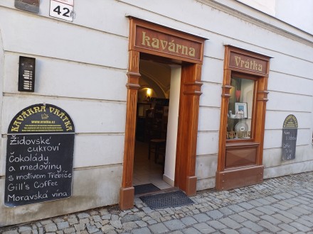 Exteriér kavárny Vrátka v židovské čtvrti