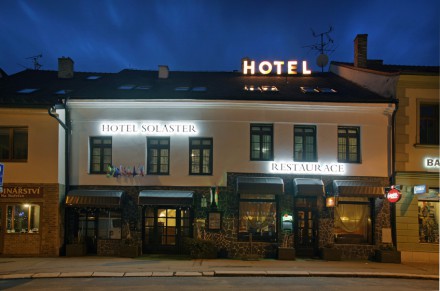 Noční pohled na hotel zvenku