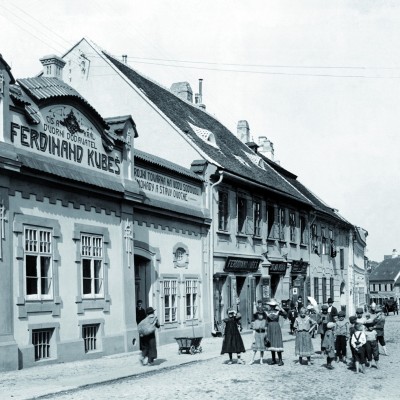 “Továrna na vodu sodovou, šumící limonády a šťávy ovocné, Ferdinand Kubeš, Třebíč”, která vznikla už