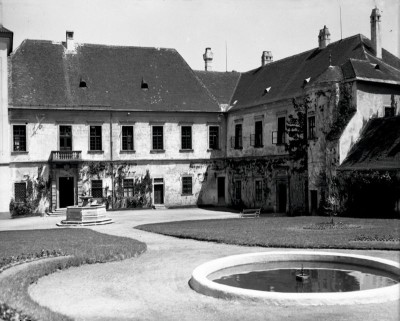 Pohled na zámecké nádvoří a na kruhovou kašnu na parteru, 30. - 40. léta 19. stol., Muzeum Vysočiny 