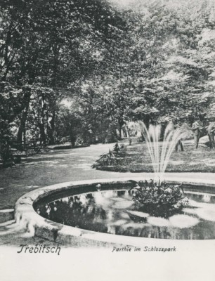 Pohled do parku přes kašnu na parteru před zámkem