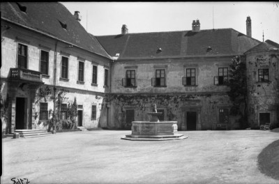 Pohled na nádvoří a kašnu před zámkem