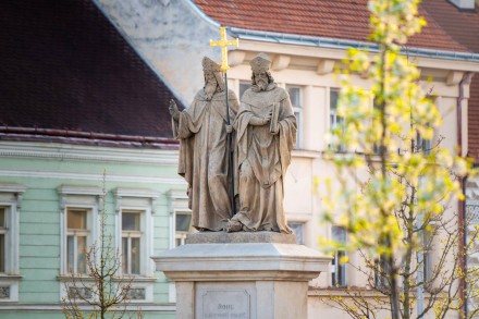 Sousoší Cyrila a Metoděje na Karlově náměstí v Třebíči