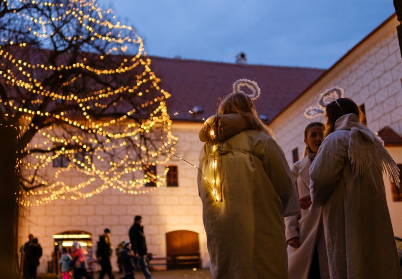 Průvod andělů s Betlémským světlem