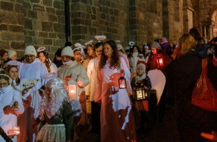 Průvod andělů s Betlémským světlem Třebíč