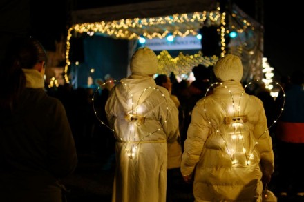 Průvod andělů s Betlémským světlem v Třebíči